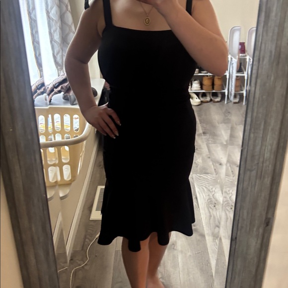 Veni Vidivici Elegant Black Dress With Adjustable Bow Straps - Picture 3 of 10